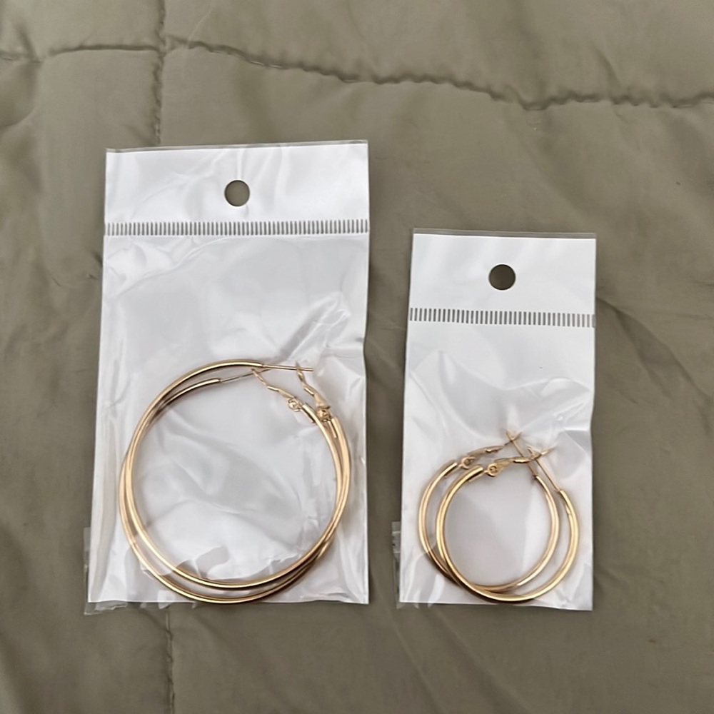 Gold earrings set
